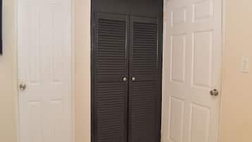 Exclusive Twin Room | Desk, free WiFi, bed sheets
