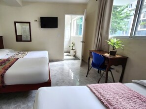 Escritorio, wifi gratis y ropa de cama 