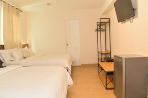 Escritorio, wifi gratis y ropa de cama 