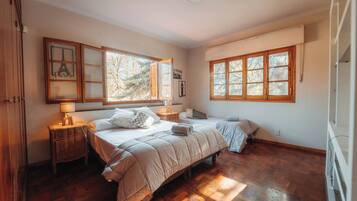 9 bedrooms, WiFi, bed sheets