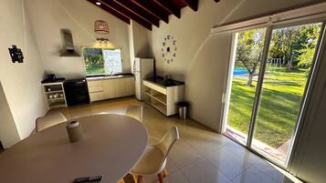 Frigorífico, microondas, horno y placa de cocina