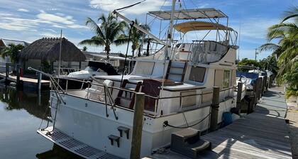 40 Foot Yacht Sunrise Free Kayaks Paddleboard