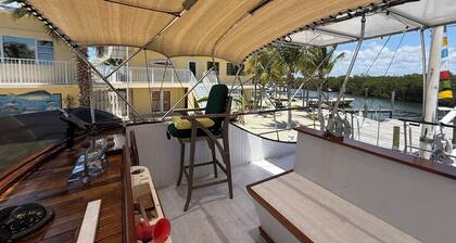 40 Foot Yacht Sunrise Free Kayaks Paddleboard