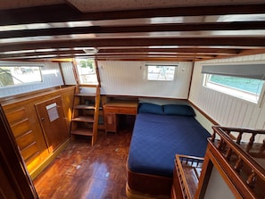 1 bedroom, WiFi (free), bed sheets - Southern Cross 40 ft 1977 Marine Trader | Free Kayaks (Monroe County)