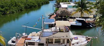 40 Foot Yacht Sunrise Free Kayaks Paddleboard