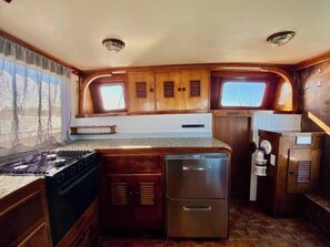 ثلاجة، ميكروويف، ماكينة لصنع القهوة/الشاي، محمصة خبز