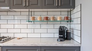 Køleskab, mikrobølgeovn, kogeplade, kaffe-/temaskine