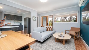 Smart TV - Dixie by Property Mums (Rye)