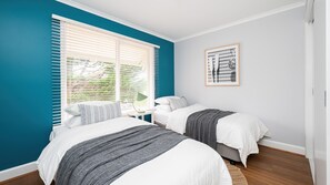 3 bedrooms, iron/ironing board, travel crib, free WiFi - Dixie by Property Mums (Rye)