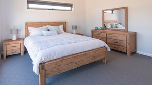 4 bedrooms, iron/ironing board, WiFi, bed sheets