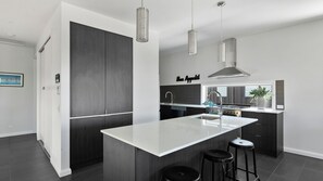 Refrigerador, microondas, horno y lavavajillas