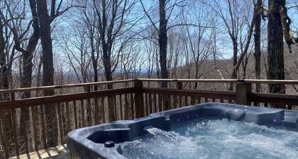 Peaceful Retreat, hot tub, fireplace, fire pit, close to Hatley Pointe!