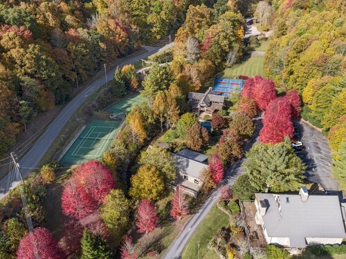 Peaceful Retreat, hot tub, fireplace, fire pit, close to Hatley Pointe!