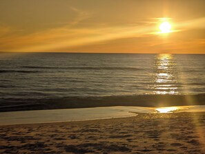 På stranden, solstolar och strandhanddukar