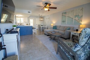 Smart-tv, een open haard en boeken