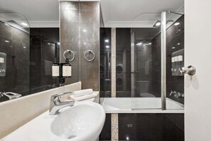 Haartrockner, Handtücher, Seife, Shampoo
