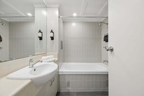 Hair dryer, towels, soap, shampoo - Lantern 07 - Balcony (Thredbo)