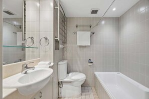 Haartrockner, Handtücher, Seife, Shampoo