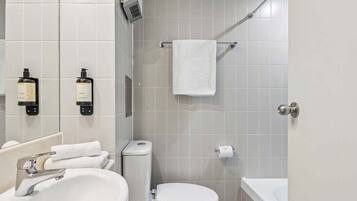 Toalhas de banho, sabonete, shampoo