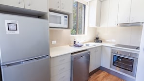 Micro-ondes, four, plaque de cuisson, lave-vaisselle
