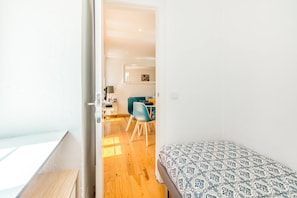 2 bedrooms, iron/ironing board, Internet, bed sheets