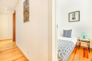 2 bedrooms, iron/ironing board, Internet, bed sheets