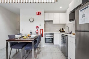 Microwave, oven, stovetop, dishwasher - Lantern 26 - 1 bedroom and Loft with 1 carpark (Thredbo)