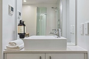 Douche, serviettes fournies