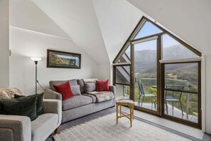 Unclassified image, 3 of 22, button