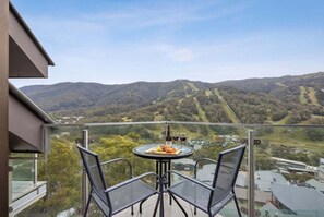 Outdoor dining - Lantern 30 - Balcony (Thredbo)