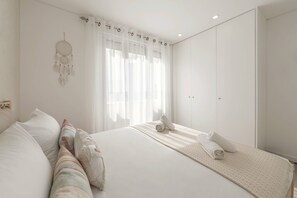 2 habitaciones, tabla de planchar con plancha, cuna de viaje y internet