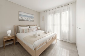 2 habitaciones, tabla de planchar con plancha, cuna de viaje y internet