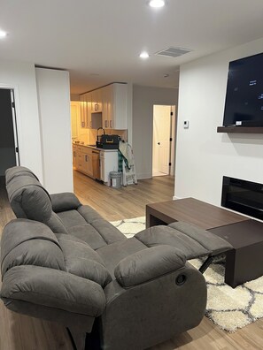 Living area - Charming 3-bedroom house with AC, WiFi in welcoming Atlanta (Atlanta)