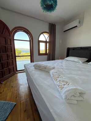 4 bedrooms, iron/ironing board, free WiFi, bed sheets