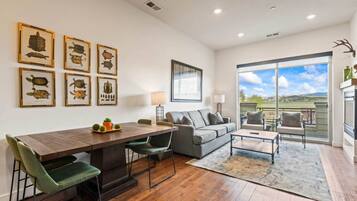 Family Apartment, 2 Bedrooms, Mountain View | Living area