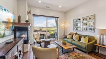Comfort Apartment, 2 Bedrooms, Mountain View | Living area