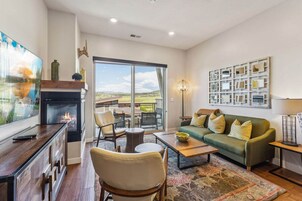 Comfort Apartment, 2 Bedrooms, Mountain View | Living area