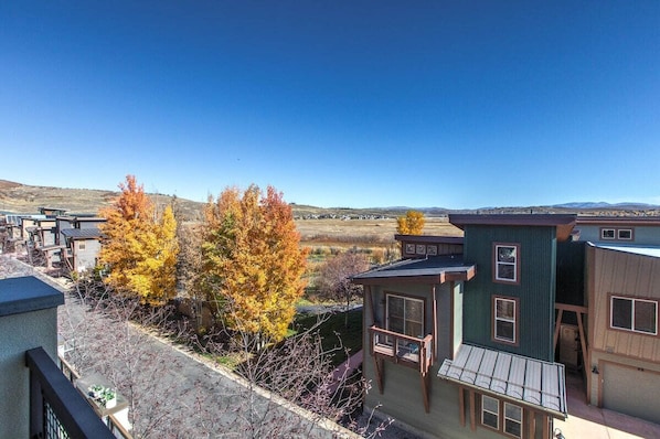 A residential area with houses, a clear sky, and autumn foliage. - Park Lane South Departments (Park City)