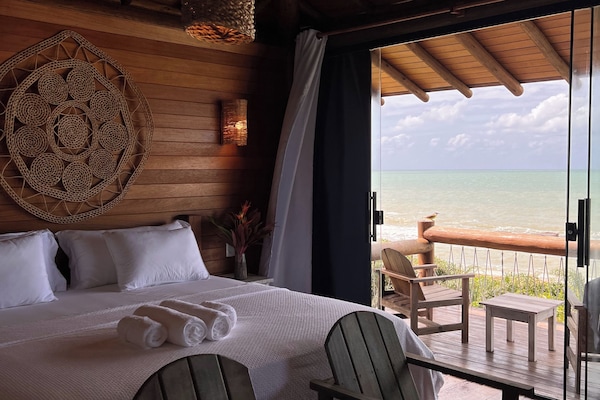 Apartamento luxo, varanda coberta, vista para o mar | Frigobar, Wi-Fi de cortesia