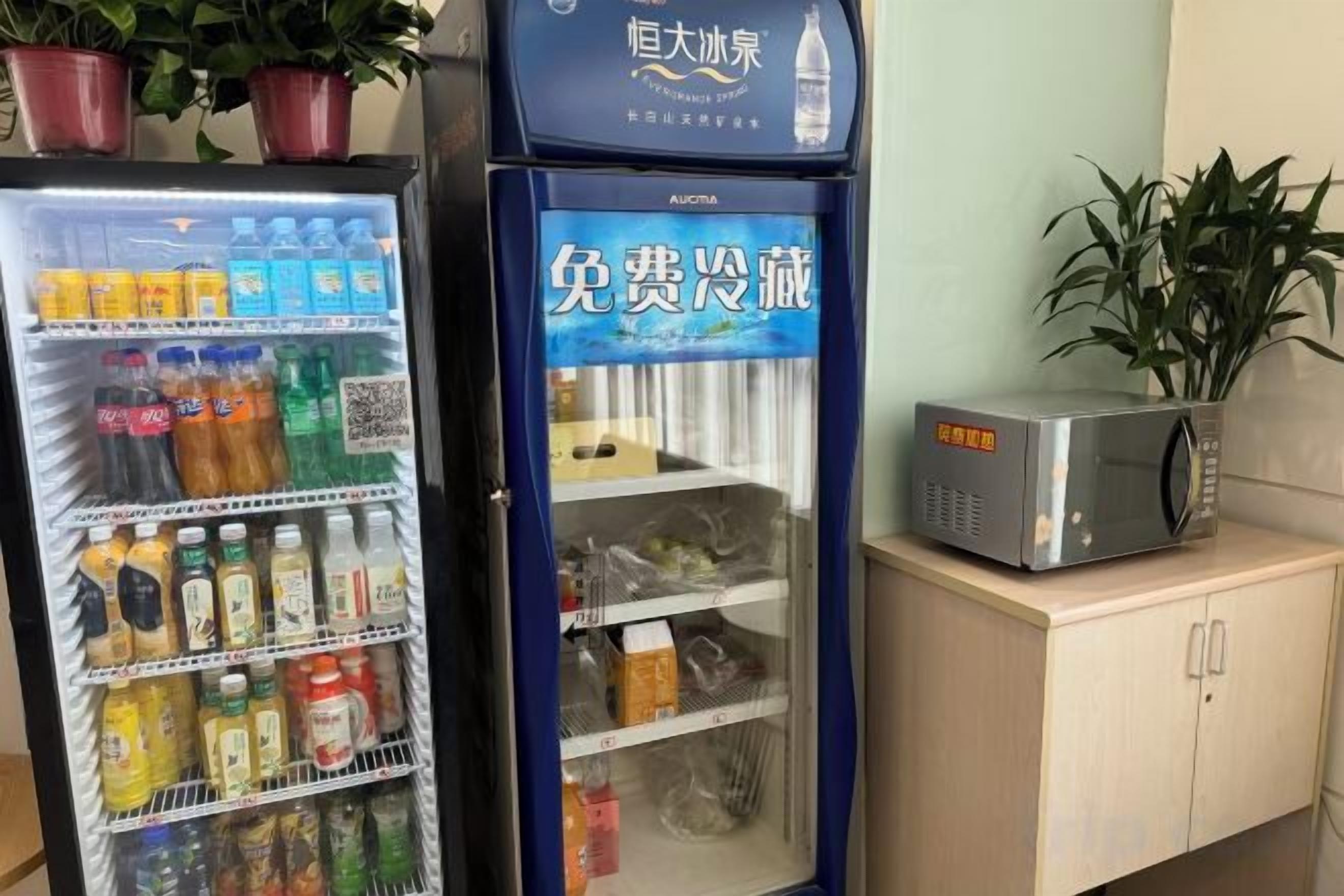 Un distributeur automatique et un réfrigérateur remplis de boissons.