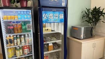 Un distributeur automatique et un réfrigérateur remplis de boissons.