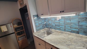 Geladeira, micro-ondas, fogão, cafeteira/chaleira