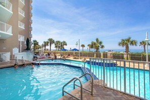 Una piscina techada, una piscina climatizada