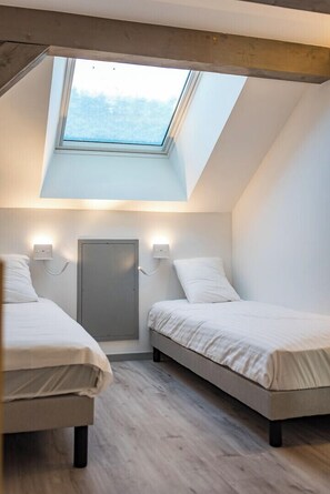 4 habitaciones, tabla de planchar con plancha y ropa de cama 
