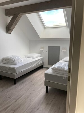 4 bedrooms, iron/ironing board, bed sheets