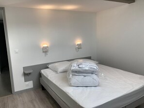 4 bedrooms, iron/ironing board, bed sheets