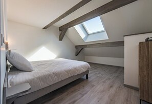 4 chambres, fer et planche à repasser, literie fournie
