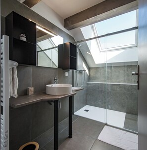 Dusche, kostenlose Toilettenartikel, Haartrockner, Handtücher