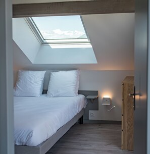 2 habitaciones, cuna de viaje y ropa de cama 