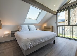 2 slaapkamers, reisbedje, beddengoed